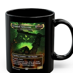 Puede incluir: Taza de cerámica negra con una ilustración de fantasía de Grommash Hellscream, un Orc Warrior. La obra de arte es predominantemente verde y negra, con texto que describe las habilidades del personaje. La taza tiene un asa curva.