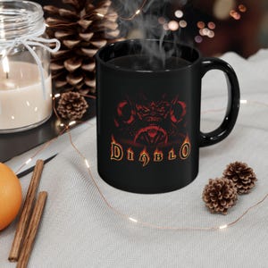 Taza negra retro de Diablo 1 para PC, taza de café vintage de RPG, ideal para gamers, regalo de videojuego clásico. imagen 3