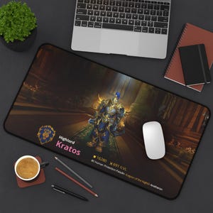 以下が含まれることがあります： World of Warcraftのキャラクターグラフィックが描かれた長方形のデスクマット。青と金の鎧を着たパラディン、アライアンス陣営のロゴ、そしてHighlord Kratos, 16280, 691 ILVL, 80 Human Protection Paladin, Legion of the Night, Anetheronというテキストがデザインされています。
