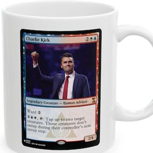 Peut inclure: Mug en céramique blanche avec un design de carte Magic: The Gathering. La carte représente un homme en costume, le nom "Charlie Kirk" et du texte de carte. La tasse a une anse blanche et une finition brillante.