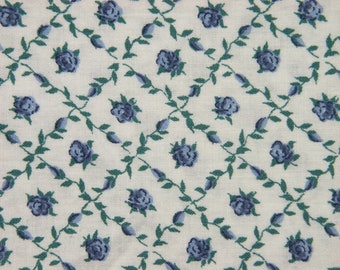 tissu de courtepointe vintage des années 1970 en coton inutilisé de haute qualité avec petit motif imprimé de fleur bleue sur le bottomcolor blanc