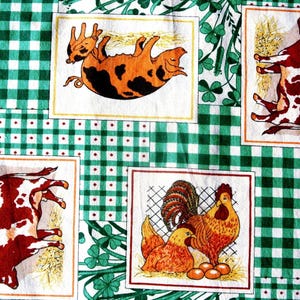 Könnte beinhalten: Ein Stoff mit grün-weißem Karomuster, der gerahmte Illustrationen von Nutztieren zeigt. Die Illustrationen umfassen ein Schwein, eine Kuh, einen Hahn, eine Henne und ein Schwein. Der Hintergrund hat ein Kleeblatt-Design.