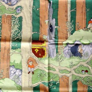 Peut inclure: Textile représentant une scène de forêt fantaisiste avec des personnages de dessins animés, des arbres et un coffre au trésor. Le motif utilise des nuances de vert, de marron et de beige, avec des accents de champignons. Le tissu est probablement en coton ou similaire.