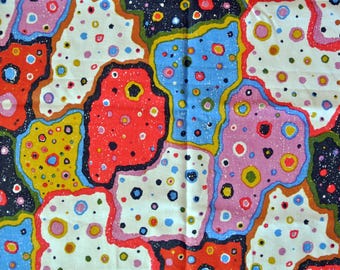 Può includere: Tessuto astratto con un motivo organico colorato. Il tessuto presenta una varietà di forme e colori, tra cui rosso, blu, giallo, rosa e nero. Il tessuto è ricoperto di piccoli punti bianchi.