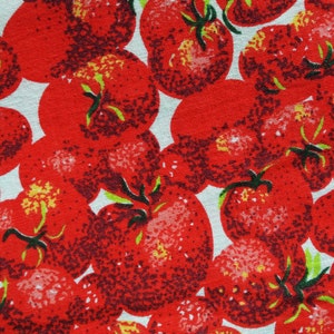 Peut inclure: Un tissu blanc avec un motif répété de tomates rouges. Les tomates sont stylisées et ont un aspect texturé.