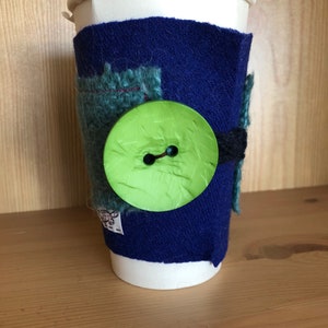 Upcycled Felted Wool Sweter Przytulny Kubek na Kawę - niebieski i turkusowy z jasnozielonym guzikiem