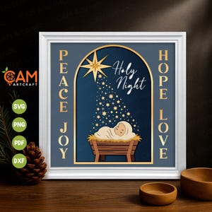 Può includere: Un'opera d'arte a tema natalizio incorniciata con una cornice bianca. L'opera presenta una stella, le parole "Holy Night" e un bambino in una mangiatoia. Sono visualizzate anche le parole "Peace, Joy, Hope, Love". Icone di file SVG, PNG, PDF e DXF.