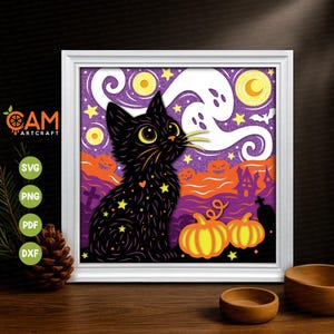 Pode incluir: Uma peça de arte de parede quadrada emoldurada apresentando um gato preto com grandes olhos amarelos, cercado por estrelas amarelas, abóboras laranja, um fantasma branco e um fundo roxo. O design inclui silhuetas de casa assombrada.