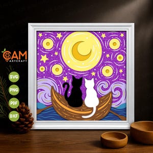 Op de afbeelding: Een ingelijst kunstwerk met een zwarte en witte kat in een boot onder een gele maan en een sterrenhemel. De achtergrond is paars met glitter. Het kunstwerk heeft de tekst "CAM Artcraft" en SVG-, PNG-, PDF- en DXF-pictogrammen.