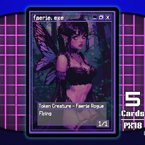 Peut inclure: Une carte de jeu pixel art représentant une fée aux cheveux noirs, aux ailes violettes et vêtue de noir. La carte indique "faerie.exe" et "Token Creature - Faerie Rogue, Flying". La carte est placée sur un fond rétro avec le texte "5 Cards PX18."