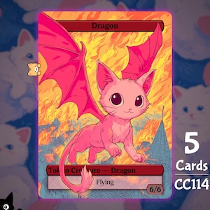 Puede incluir: Ilustración de un gato-dragón rosa en una carta coleccionable. La carta dice "Dragon" en la parte superior y "Token Creature - Dragon" en la inferior. El fondo es una escena de fuego. La carta es parte de un juego de 5 cartas, etiquetadas CC114.