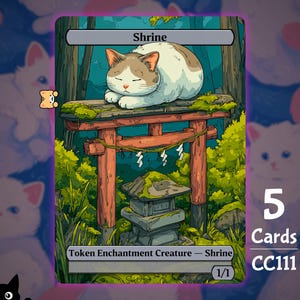 Può includere: Una carta di arte fantasy con un gatto addormentato sopra un cancello torii rosso, con una lanterna di pietra e vegetazione lussureggiante. La carta è etichettata "Shrine" e "Token Enchantment Creature - Shrine". La carta fa parte di un set di 5 carte.