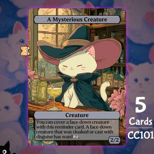 Puede incluir: Una carta de fantasía con un gato blanco con sombrero de bruja y capa, sosteniendo una copa de vino. La carta se titula "A Mysterious Creature" e incluye el texto "Creature" y "5 Cards CC101". La ilustración tiene un estilo de dibujos animados.