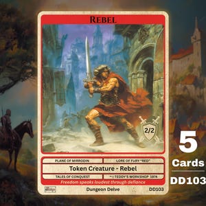 Puede incluir: Carta de fantasía con un guerrero con espada y capa roja, frente a una ciudad. La carta está etiquetada como "REBEL" e incluye el texto "Token Creature - Rebel", "5 Cartas" y "DD103".
