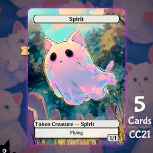 Może przedstawiać: Karta fantasy przedstawiająca uroczego kota ducha ze słowem "Spirit" na górze. Kot jest biały z czarnymi oczami i różowo-fioletową poświatą. Karta zawiera również napisy "Token Creature - Spirit" i "Flying". Karta jest oznaczona jako "5 Cards CC21".
