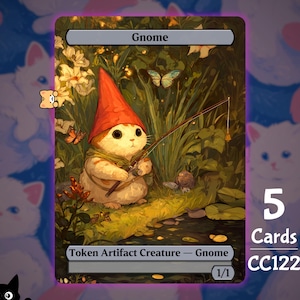 Puede incluir: Una carta de arte de fantasía que presenta un gato disfrazado de gnomo pescando. El gato lleva un sombrero rojo y una bufanda verde. La carta está etiquetada como "Gnome" y "Token Artifact Creature - Gnome". La carta también dice "5 Cards CC122".