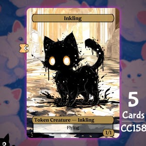 Puede incluir: Una carta con una criatura negra con forma de gato llamada "Inkling" con ojos amarillos y detalles de tinta. La carta forma parte de un conjunto de 5 cartas, con el código CC158. El fondo presenta ilustraciones de gatos blancos.