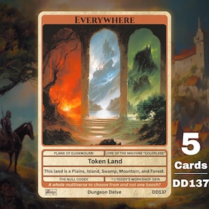 Op de afbeelding: Een fantasiekaart met het woord 'EVERYWHERE' bovenaan. De kaart toont drie bogen die verschillende landschappen uitbeelden: een vurige zonsondergang, besneeuwde bergen en weelderige groene heuvels. Tekst onderaan beschrijft de kaart als 'Token Land'. De kaart maakt deel uit van een set van 5 kaarten.