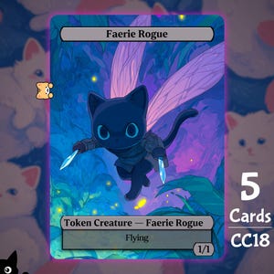 Peut inclure: Carte de fantasy avec un chat noir aux yeux bleus, des ailes et deux dagues, intitulée "Faerie Rogue". La carte a un fond bleu et violet avec le texte "Token Creature - Faerie Rogue" et "Flying".