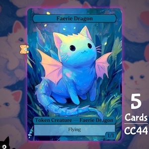Könnte beinhalten: Eine Fantasy-Karte mit einem blauen Katzen-Drachen mit rosa Flügeln, der mit "Faerie Dragon" beschriftet ist. Die Karte hat einen blau-grünen Hintergrund mit dem Text "Token Creature - Faerie Dragon" und "Flying". Die Karte ist mit 1/1 beschriftet und enthält den Text "5 Cards CC44."