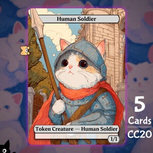 Könnte beinhalten: Fantasy-Karte mit einer Katze in Rüstung, betitelt "Human Soldier". Die Katze hält einen Speer und trägt einen Helm und einen roten Umhang. Die Karte ist vor dem Hintergrund eines Gebäudes und Himmels mit dem Text "5 Cards CC20."