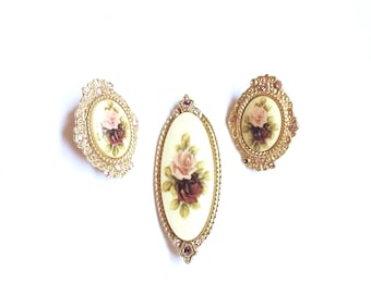 Vintage sieradenset oorknopjes en broche Bloemdessin in goudkleurig porselein
