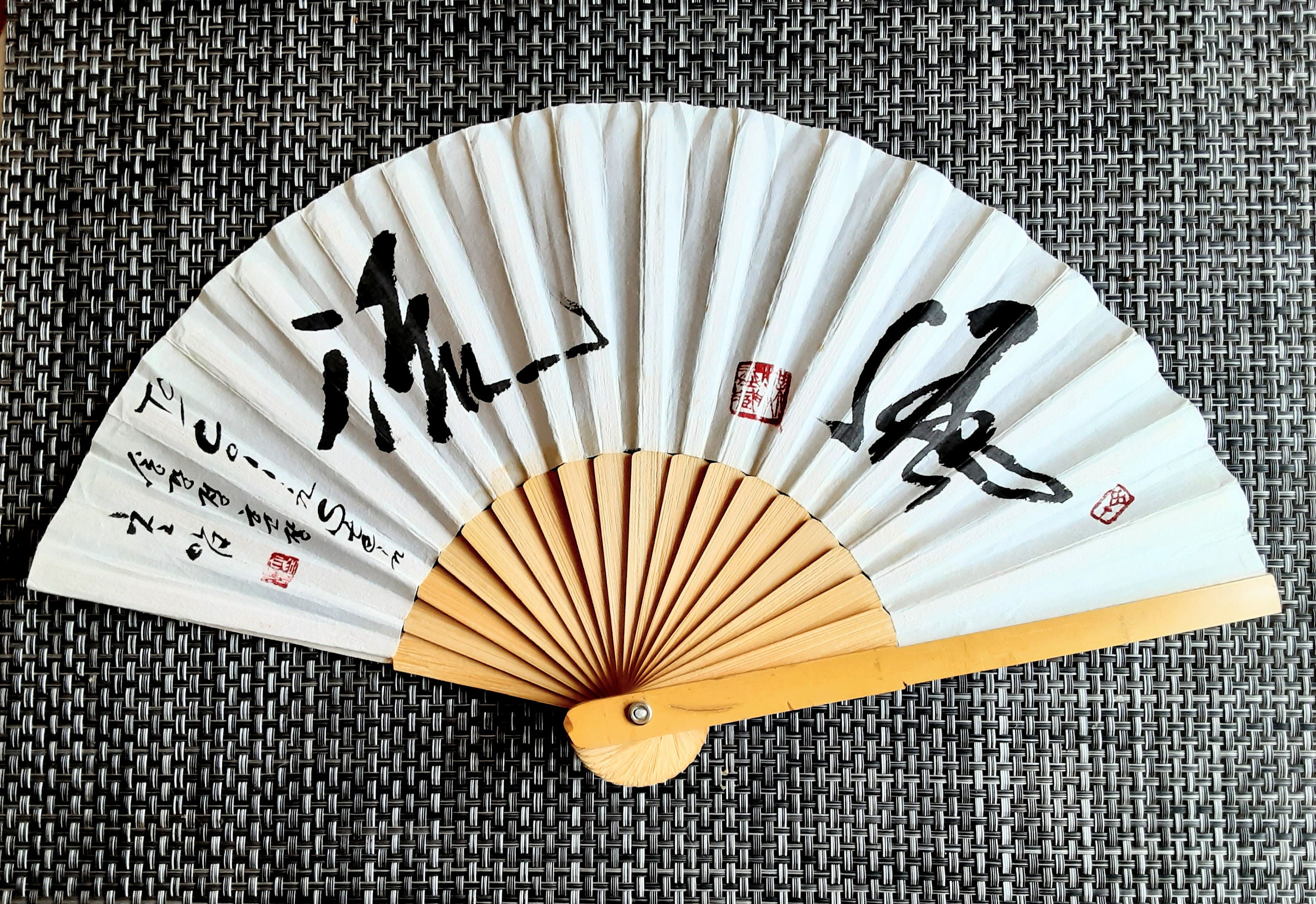ヴィンテージ日本製折りたたみ扇子：黒と赤の文字、木製ハンドル