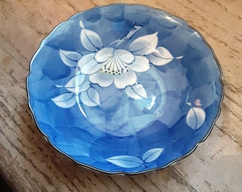 Blaue Keramikschale mit weißer Lotusblume und Blättern zum Servieren von Müslisuppe, orientalischer Einfluss, Vintage, Yours, Occasionally