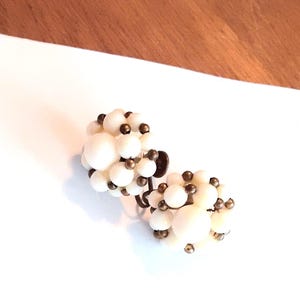 Cluster Ohrringe Weiß Kunststoff und Dunkelgold Rocailles Perlen Schraubenverschlüsse Vintage Schmuck Geschenke für Sie Geburtstag Muttertag Ihnen, gelegentlich