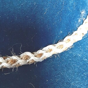 Cinta para sombrero trenzada Kumihimo hecha a mano: Joyería para sombreros de algodón con hilo beige y blanco imagen 2