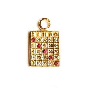 Dije de bingo en tono dorado con diamantes de imitación rojos. Regalo de joyería vintage para fanáticos del bingo. Regalos de cumpleaños o de Navidad para él o ella. Tuyo, ocasionalmente.