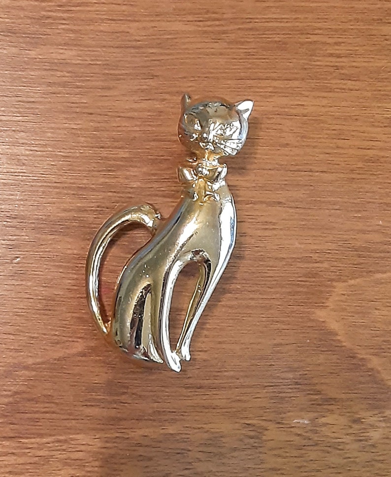 Sitting Cat wearing a Bow Brooch Gold Tone Vintage Jewelry Yours, Occasionally image 4