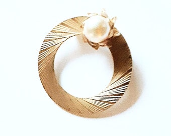 Circle Pin Brooch Broche Faux Pearl Gold Tone Vintage Jewelry Vendimia Joyeria Yours, Occasionally