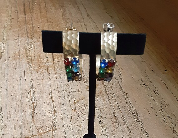 Earrings Aretes Hammered Hoops Gold Tone Rainbow Rhinestones Pierced Posts Vintage Jewelry Vendimia Joyeria