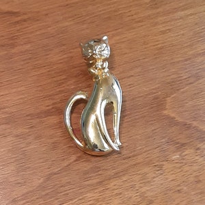 Sitting Cat wearing a Bow Brooch Gold Tone Vintage Jewelry Yours, Occasionally