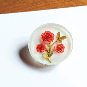 Broche Vintage En Lucite - Fleurs Et Hirondelles - Matière Laiton Et Résine - Occasion