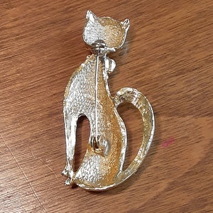 Sitting Cat wearing a Bow Brooch Gold Tone Vintage Jewelry Yours, Occasionally image 5