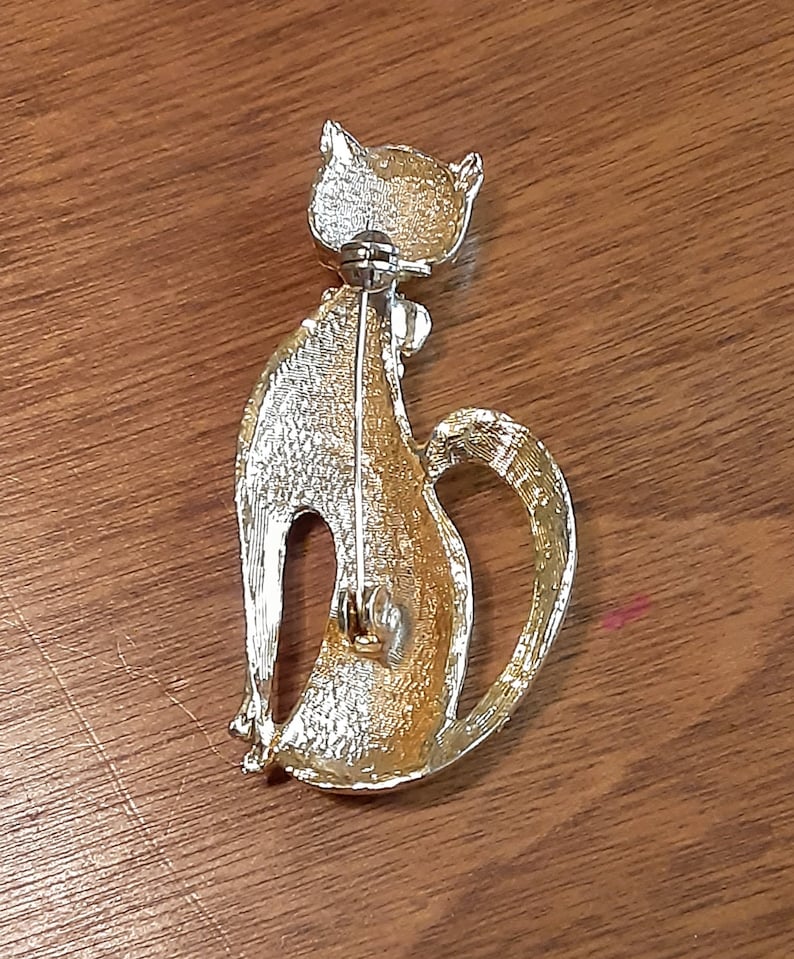 Sitting Cat wearing a Bow Brooch Gold Tone Vintage Jewelry Yours, Occasionally image 5
