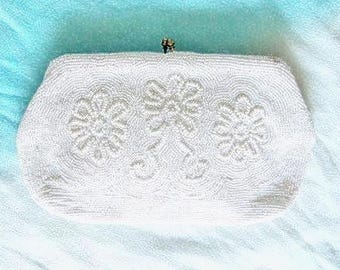 Bolso de mano vintage con cuentas para la noche: Bolso blanco con estampado floral, Shillitos of Cincinnati, Daños
