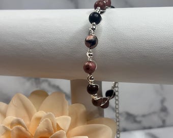 Pulsera de rodonita trenzada con alambre y bolitas de plata, hecha a mano – Joyería de cuentas ajustable