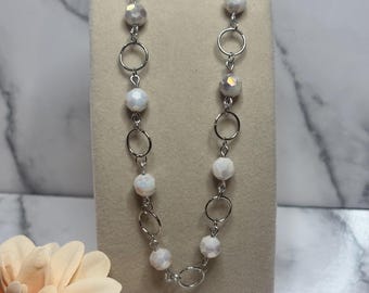 Collar de aro con cuentas de piedra facetada blanca, hecho a mano, plateado, ajustable e hipoalergénico.