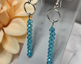 Pendientes colgantes de gancho con cuentas facetadas azules, hechos a mano, bañados en plata e hipoalergénicos, fabricados en Devon.