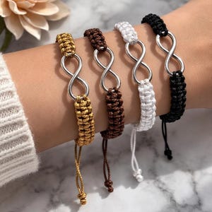 Puede incluir: Juego de tres tazas de cerámica con acabado mate y moteado. Cada taza presenta un color diferente: azul claro, crema y gris. Las tazas tienen un diseño sencillo y moderno.