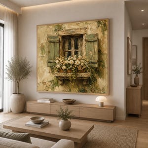 Könnte beinhalten: Ein quadratischer Wandkunstdruck mit einem Ölgemälde eines rustikalen Fensters mit verwitterten grünen Holzläden. Ein Steinsims unter dem Fenster ist mit einem dichten Arrangement aus cremefarbenen und weißen Blumen und grünem Laub bedeckt.
