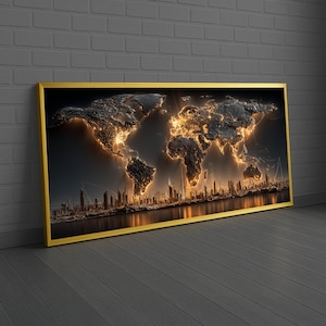 Op de afbeelding: Een ingelijste wereldkaart kunstprint met een gouden lijst. De kaart toont continenten in donkere tinten, verlicht met gouden stadslichten. Het kunstwerk leunt tegen een grijze bakstenen muur en een donkergrijze houten vloer.