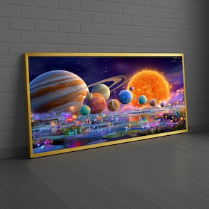 Può includere: Una stampa artistica incorniciata raffigurante una vivace e colorata scena spaziale. L'opera presenta pianeti, un sole luminoso e un cielo stellato. I pianeti sono disposti sopra un corpo d'acqua riflettente, con fiori colorati in primo piano.