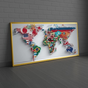 Könnte beinhalten: Eine gerahmte Weltkarte mit goldenem Rahmen. Die Karte besteht aus farbigen Blöcken, die jeweils ein Land darstellen und dessen Flagge zeigen. Die Karte befindet sich vor einem weißen Hintergrund und einer grauen Backsteinmauer.