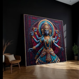 Puede incluir: Una gran obra de arte enmarcada que representa una deidad de múltiples brazos con piel azul, adornada con joyas de oro y un vestido turquesa y dorado. El fondo presenta un diseño detallado y estampado en tonos rojos y morados. La obra de arte se exhibe en un entorno moderno.