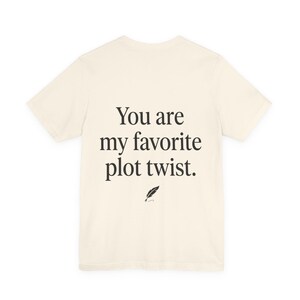Plot Twist T-shirt – Minimalistiskt tryck på baksidan, Bokälskare Författargåva