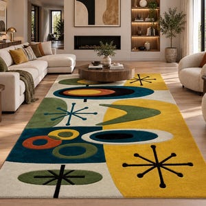 Puede incluir: Una alfombra rectangular con fondo crema y grandes formas geométricas abstractas en amarillo mostaza, verde oliva, azul cerceta y naranja quemado. El diseño incluye motivos de estrellas negras y círculos concéntricos en la superficie.